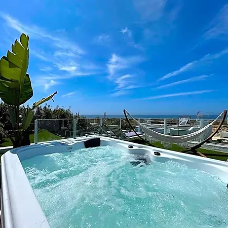 We Surf House Bed & Breakfast